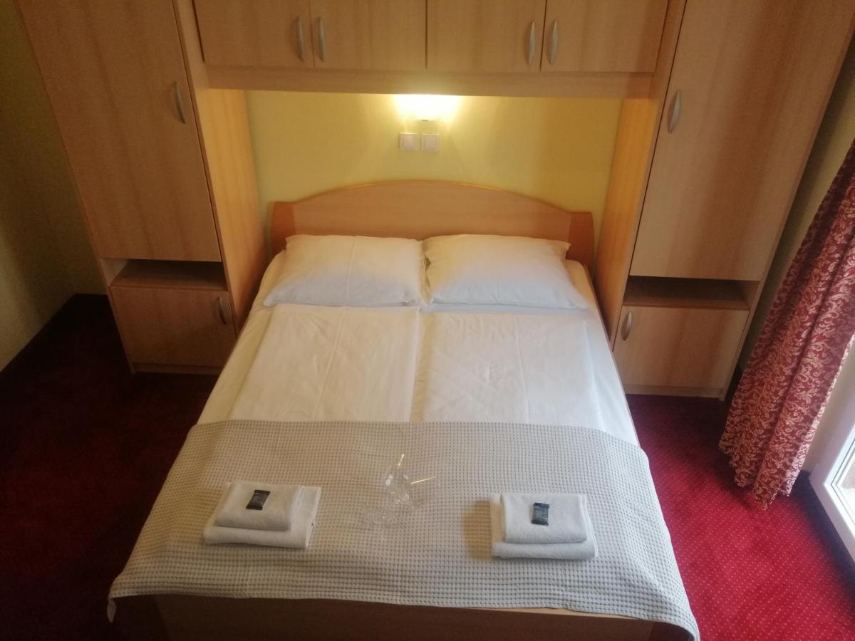 Apartmani Simon Lopar Habitación foto
