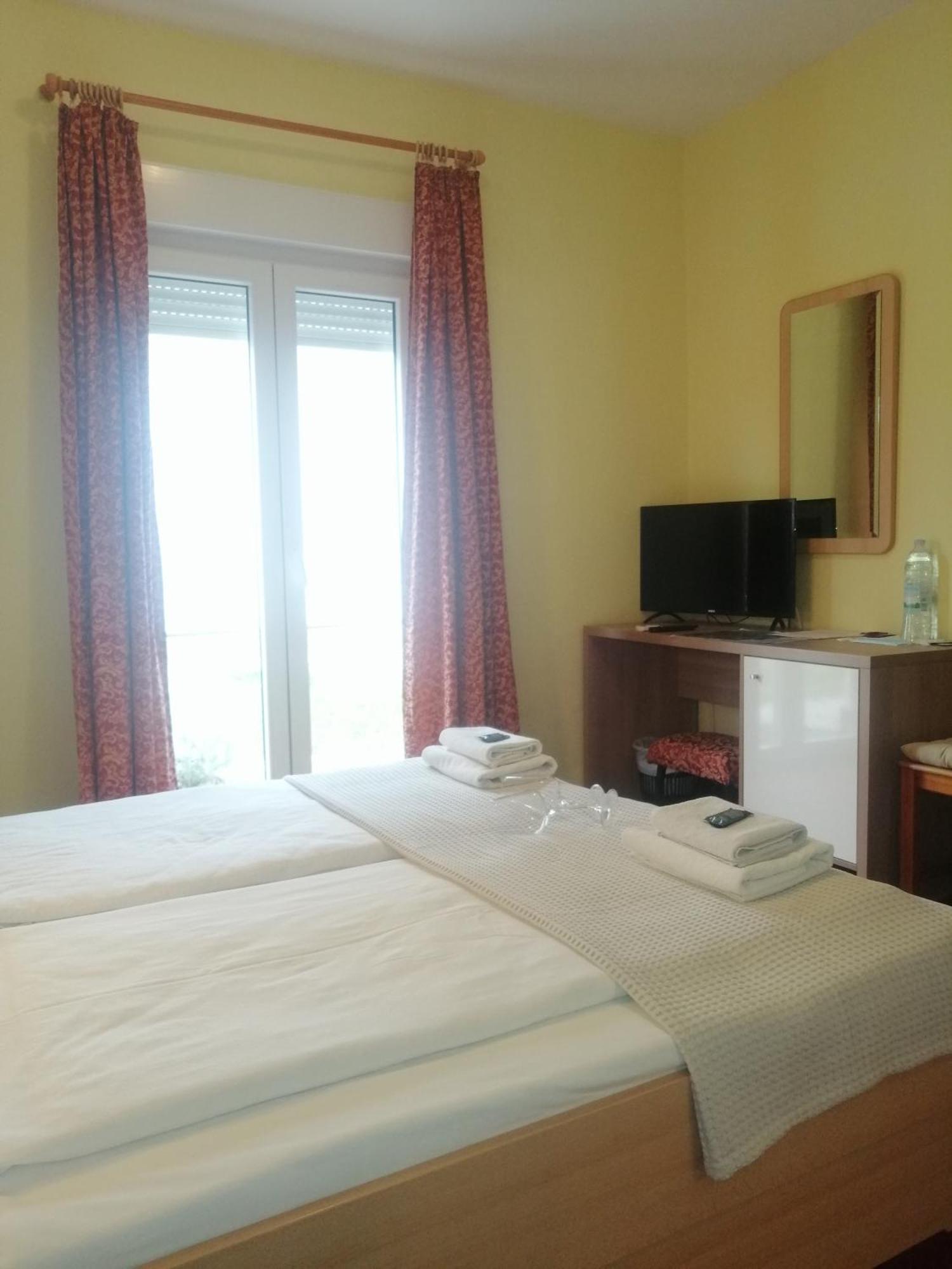 Apartmani Simon Lopar Habitación foto